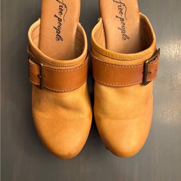 Free People Women's Tan Leather Clogs size 38 - Picture 4 of 9